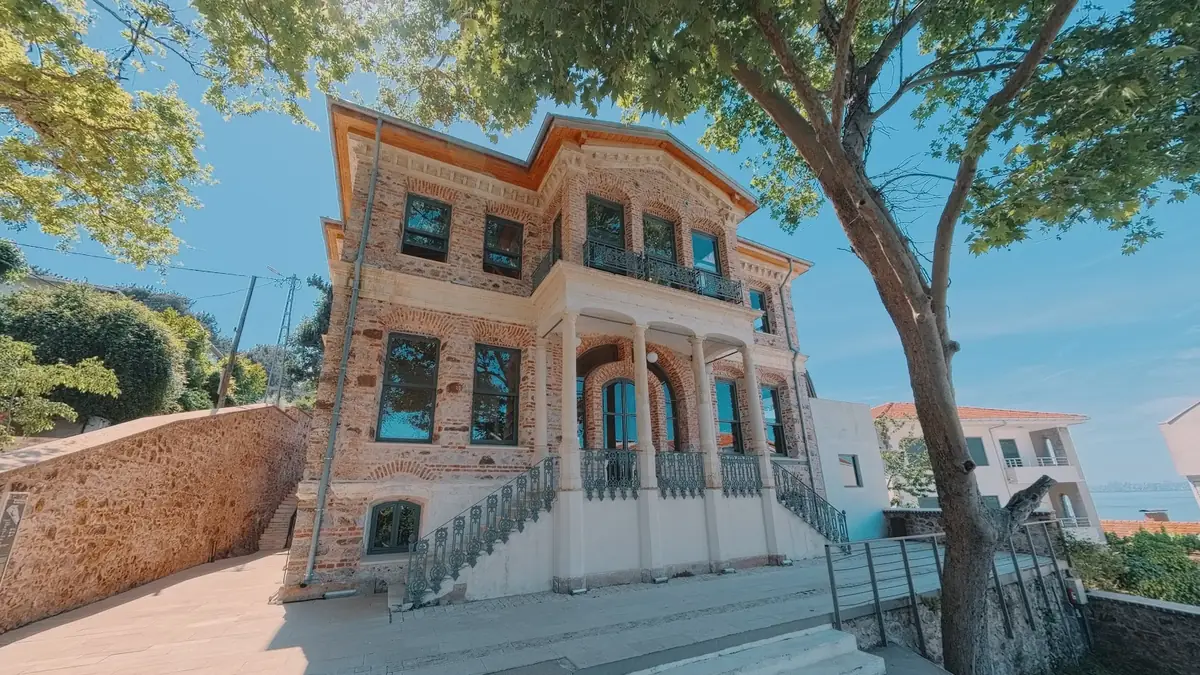Taş Mektep Müze, Adalar